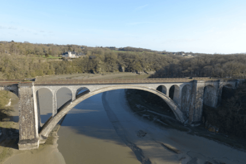 Prise de vue d'un pont par drone